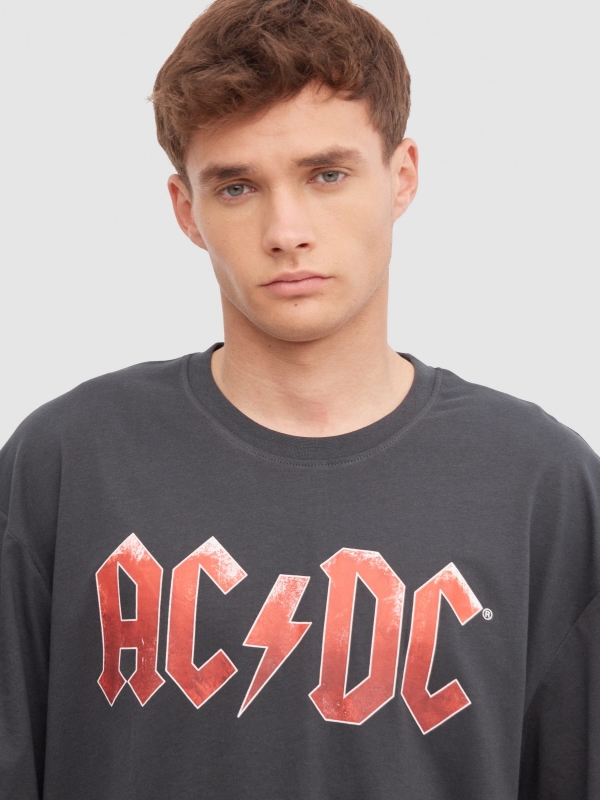 T-shirt AC/DC cinza escuro vista detalhe