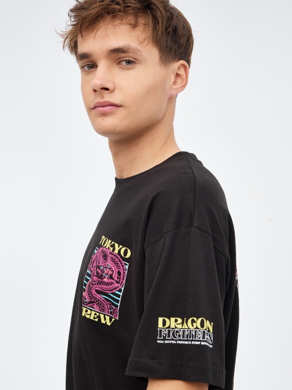T-shirt dragão japonês preto vista detalhe