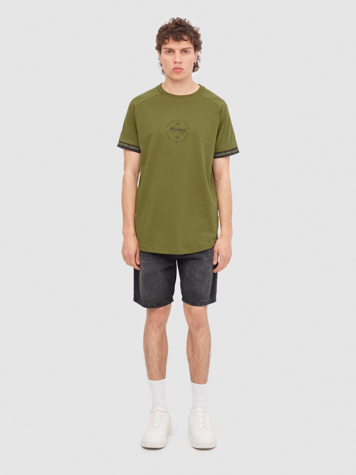 Camiseta raglán detalle texto kaki vista general frontal