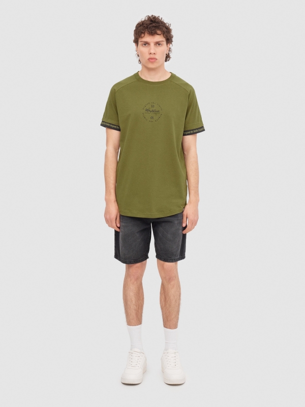 Camiseta raglán detalle texto kaki vista general frontal