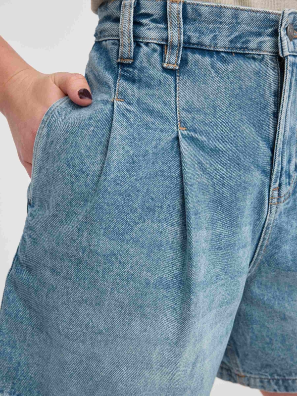 Bermudas de ganga com pregas azul vista detalhe traseira