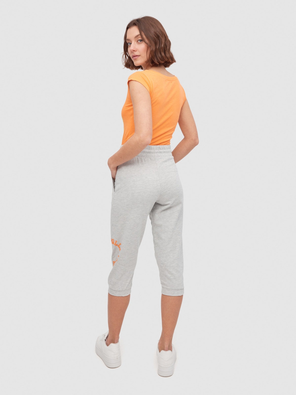 Calça capri jogger estampada melange meio vista meia frontal