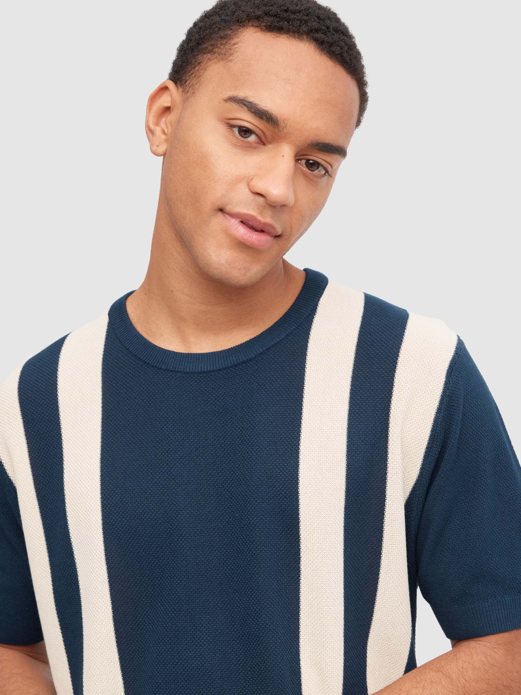 Vertical stripes T-shirt navy middle front view