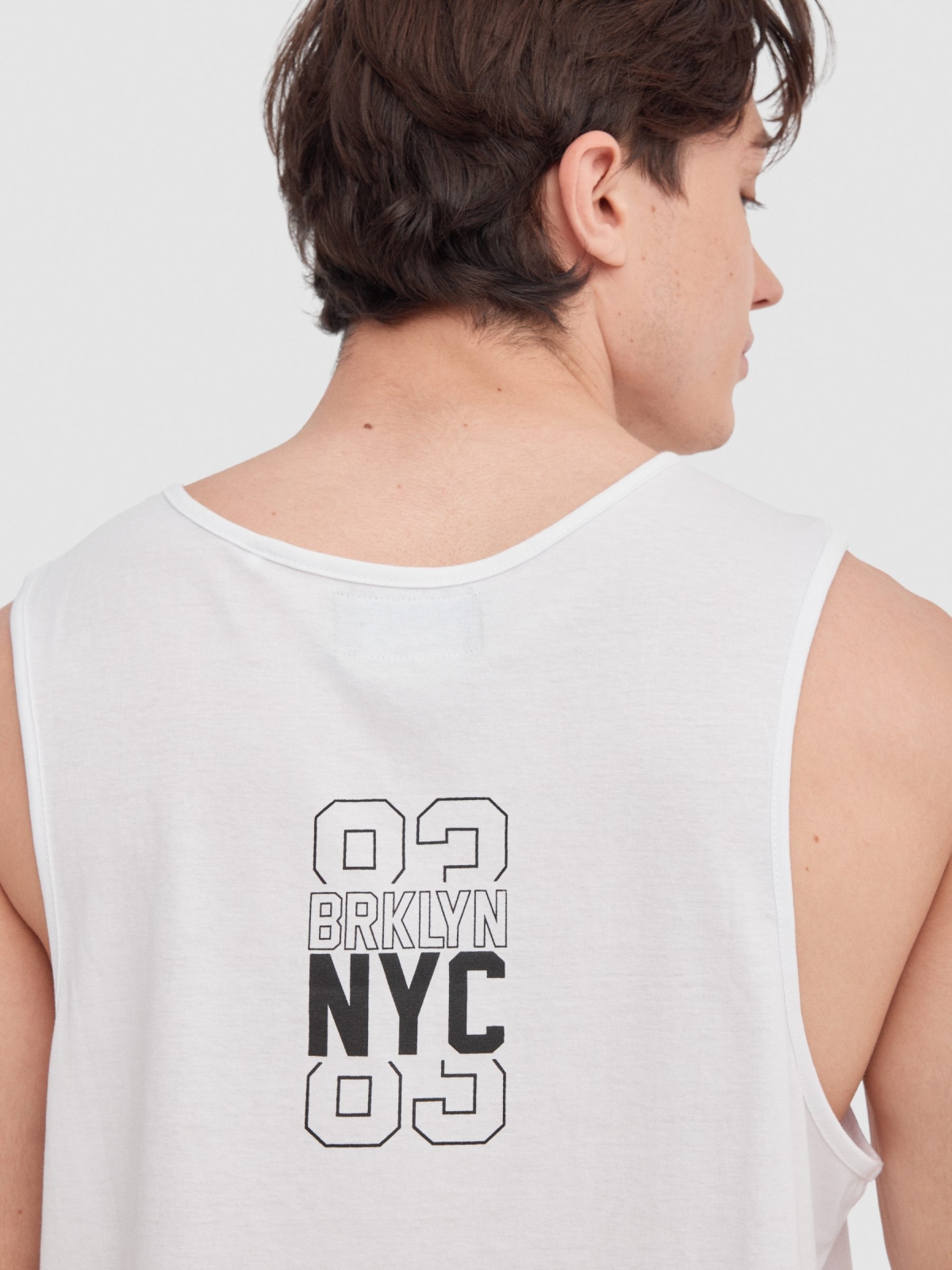 Camiseta tirantes Broklyn blanco vista detalle