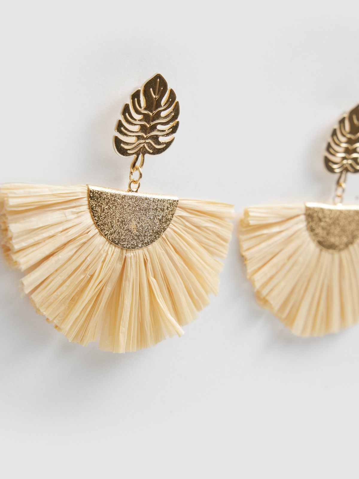 Pendientes tropicales beige vista detalle