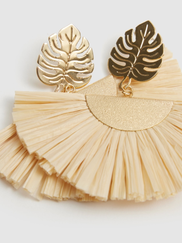 Pendientes tropicales beige vista detalle