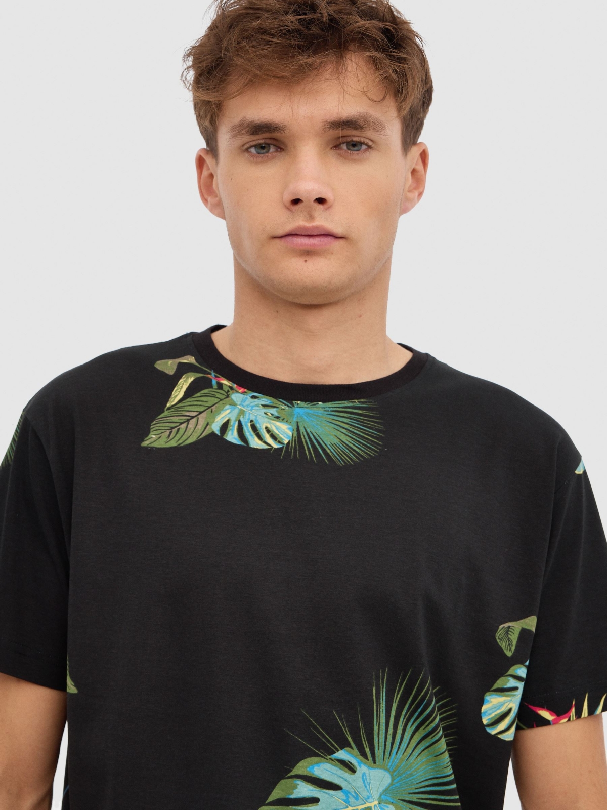 Camiseta Monstera negro vista detalle