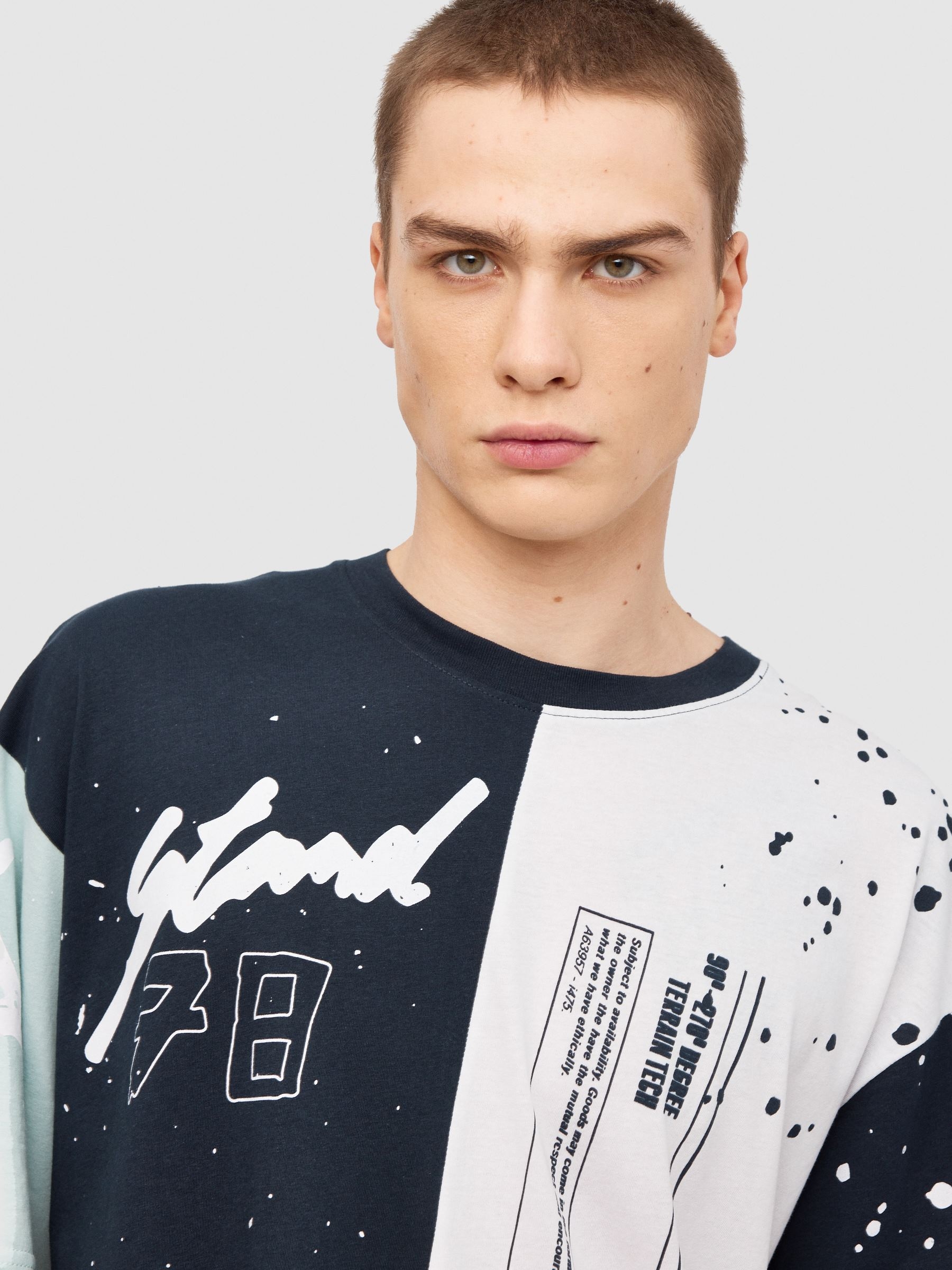 T-shirt com pintura a cores em bloco azul marinho vista meia frontal