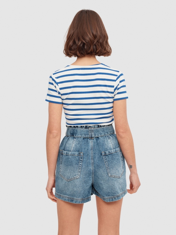 Shorts denim con lazo azul vista media trasera