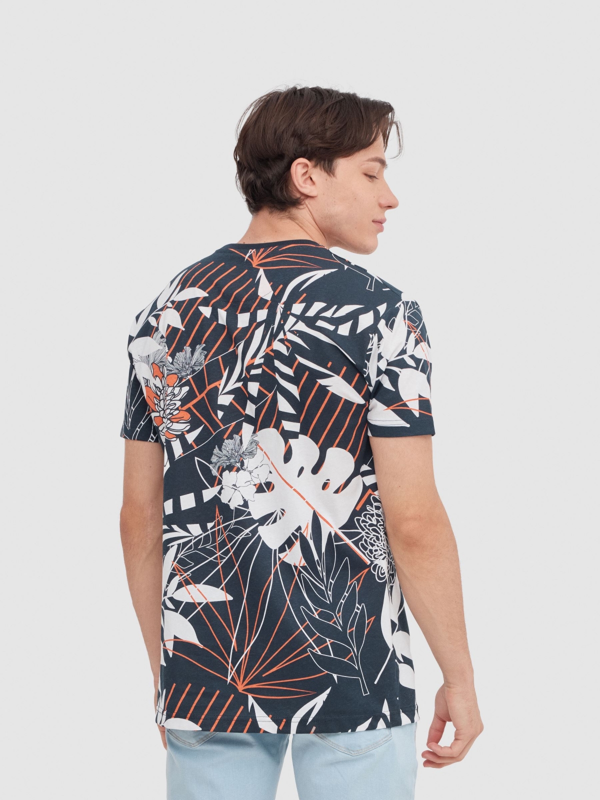 T-shirt com folhas tropicais azul marinho vista meia traseira