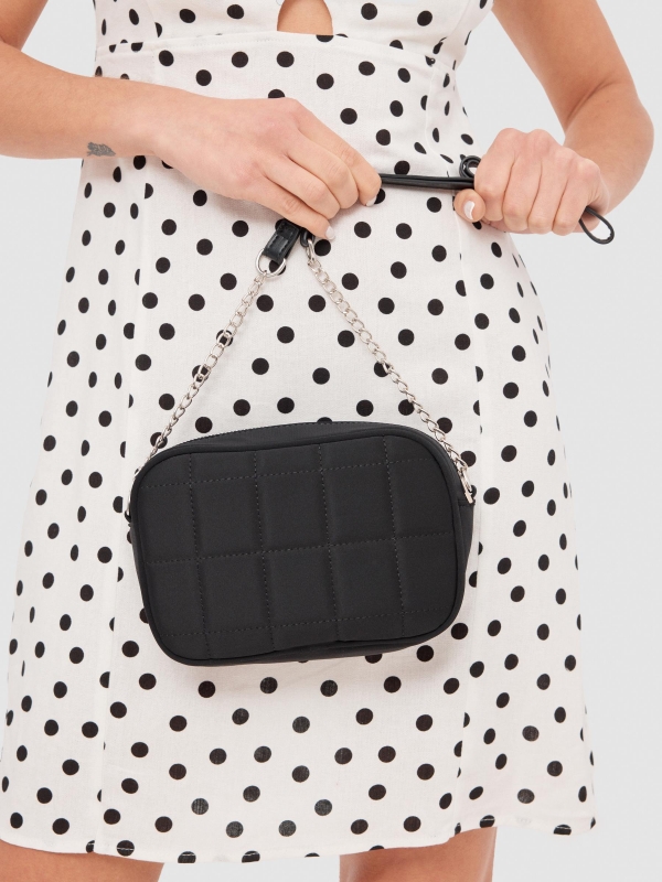 Saco de ombro básico preto com modelo
