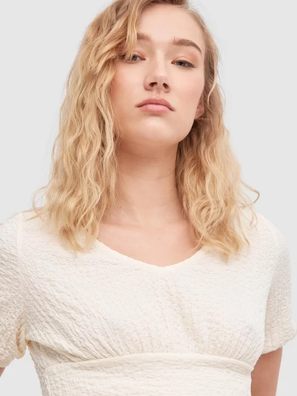 T-shirt com decote em V texturado off white vista detalhe