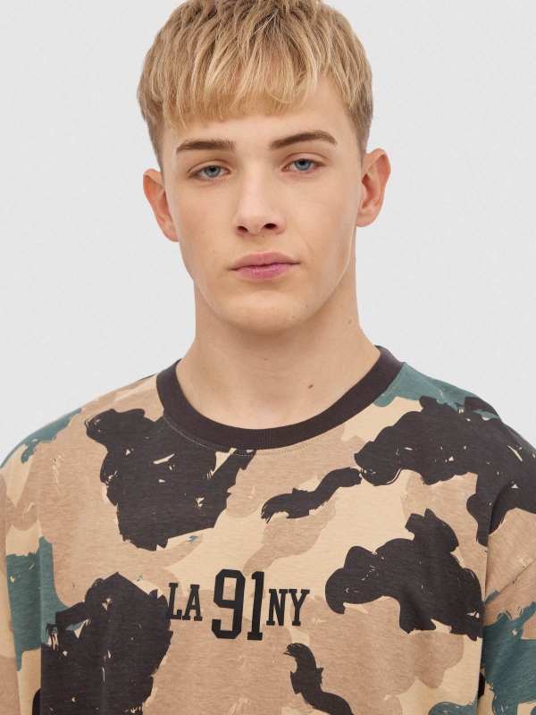 T-shirt de camuflagem NY areia vista detalhe