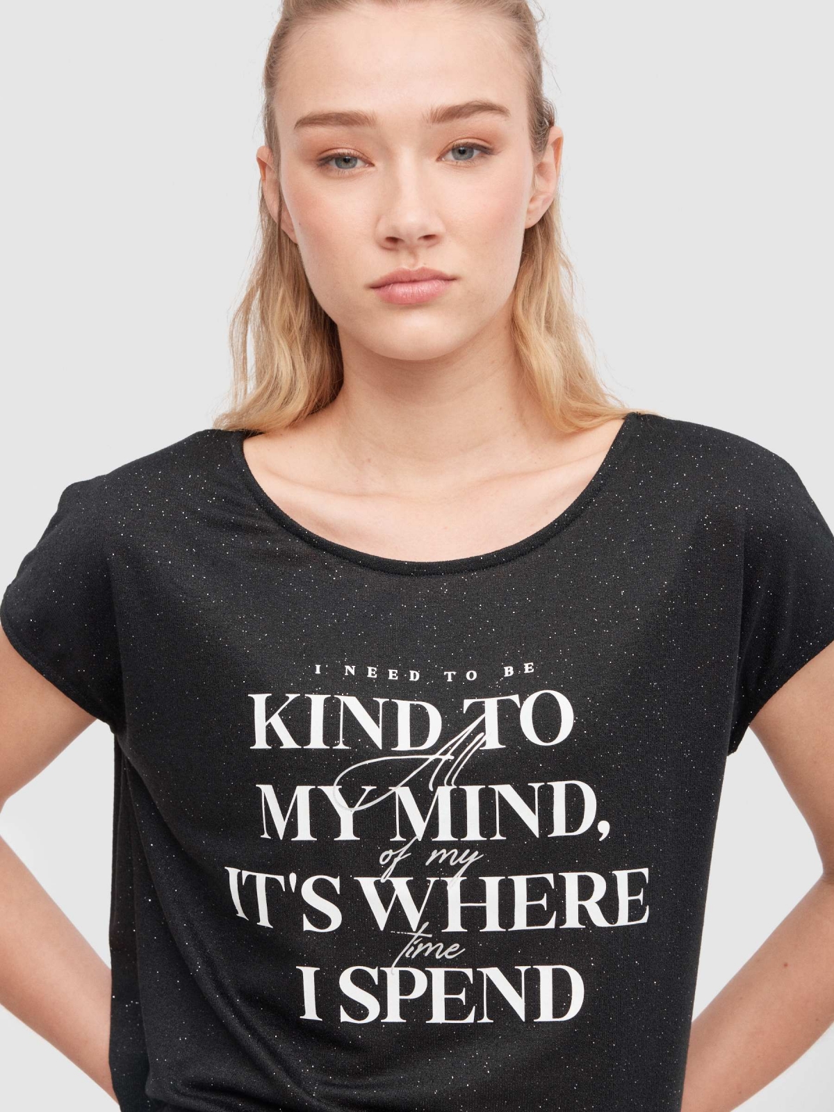 Camiseta oversize texto negro vista detalle