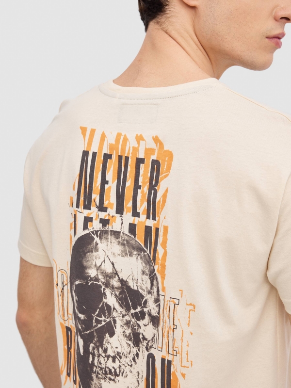 Skull text t-shirt sand detail view