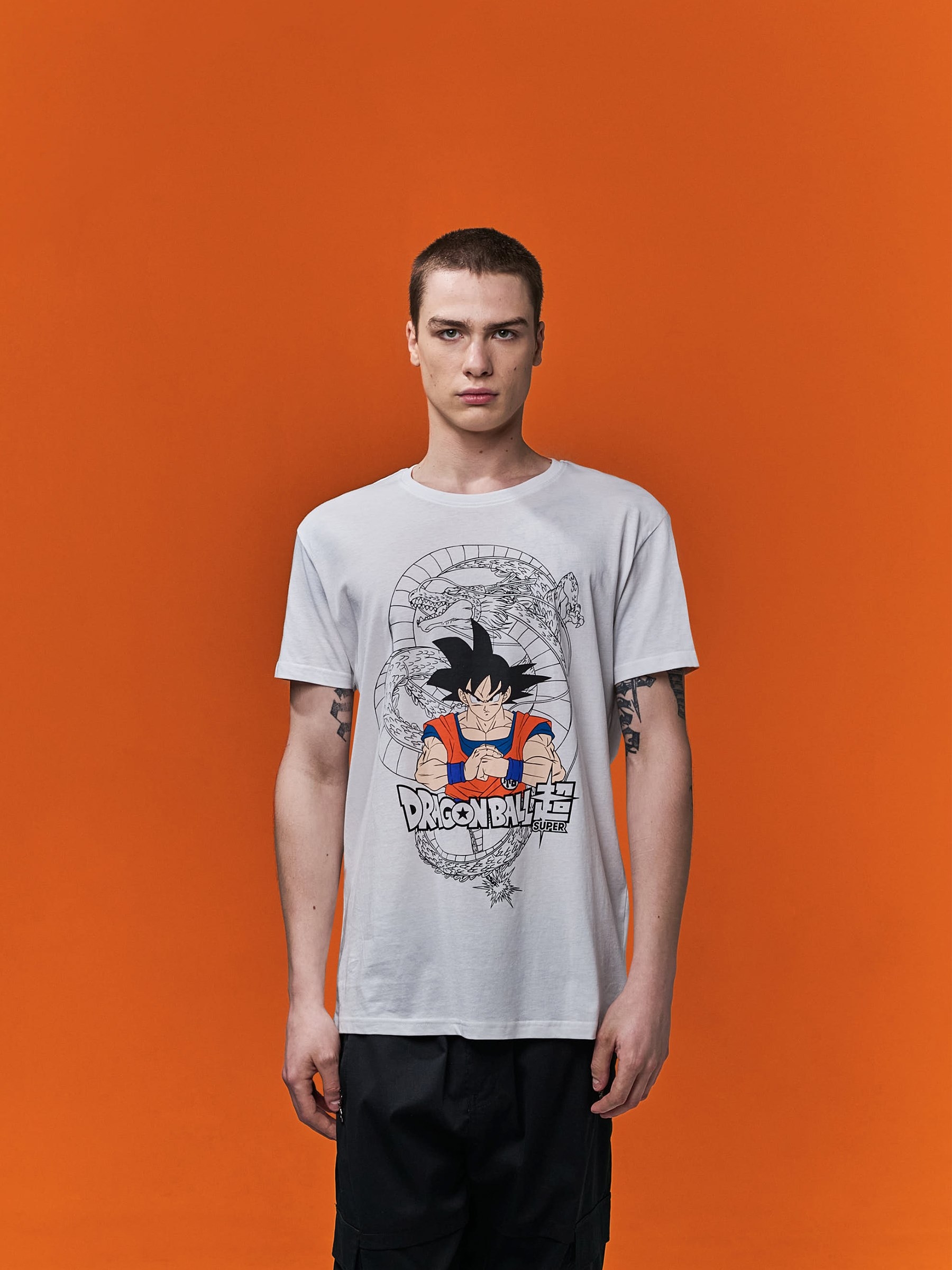 T-shirt Dragon Ball Super branco vista meia frontal