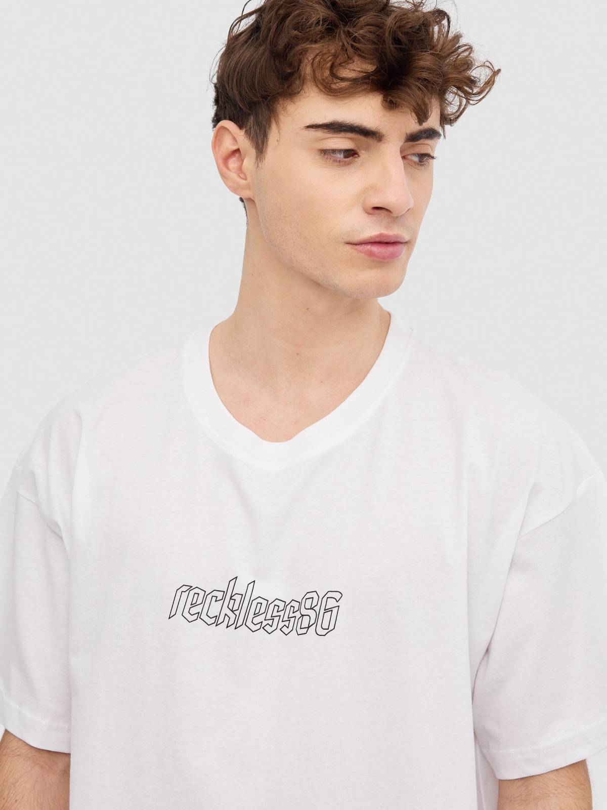 T-shirt RecklessSG branco vista detalhe