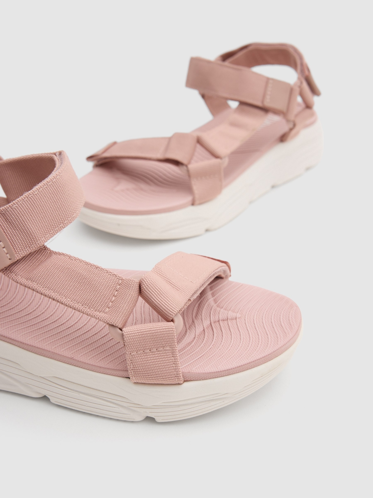 Sandalia deportiva velcro rosa vista detalle