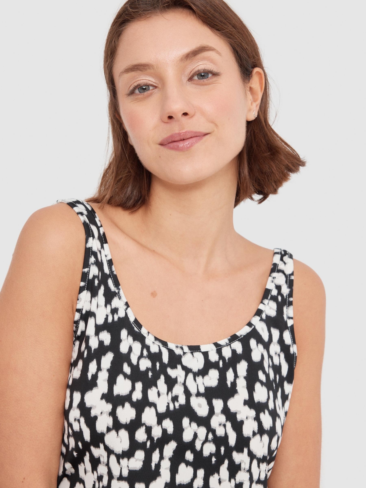 Flowing animal print tank top black detail view