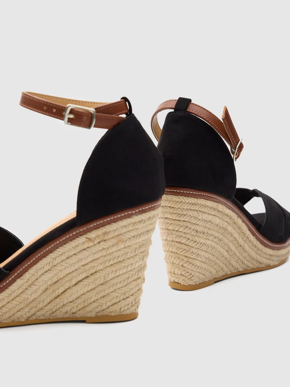 Sandalias cuña negro vista detalle