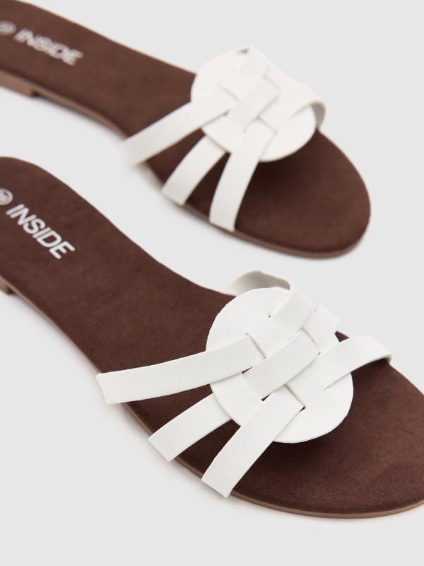 Leatherette straps shovel white detail view