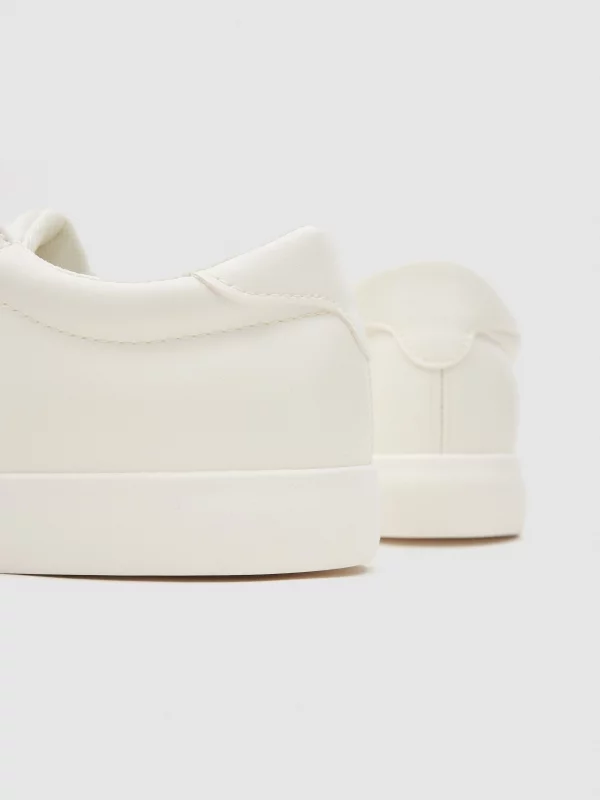 Ténis básicos com tachas branco vista detalhe