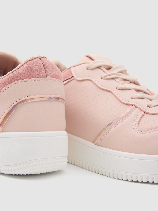 Deportiva ribete holográfico rosa nude vista detalle