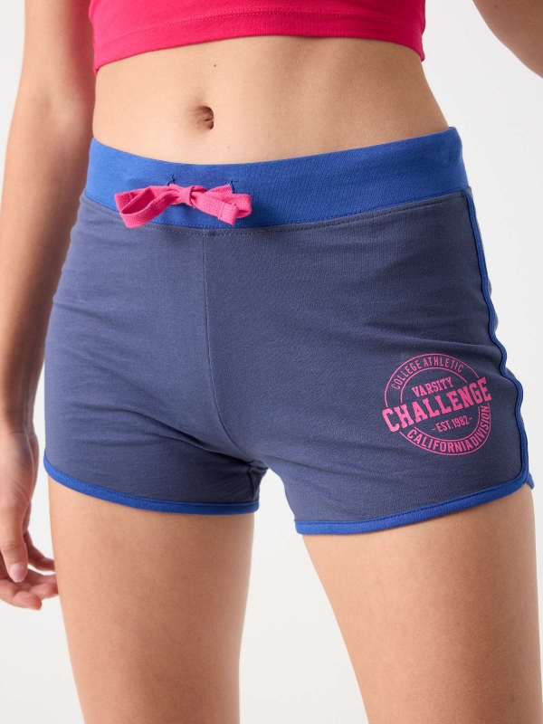 Shorts cintura ajustável estampa azul marinho vista detalhe