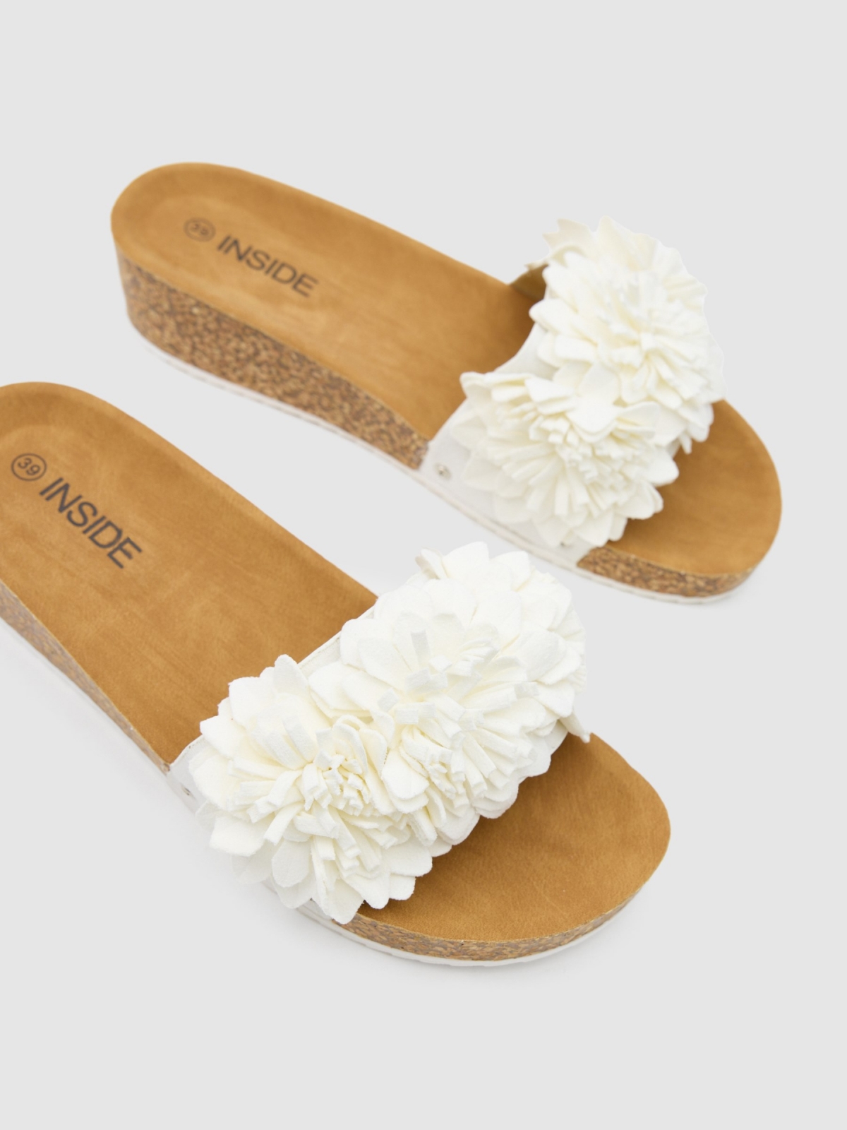 Flower wedge off white detail view