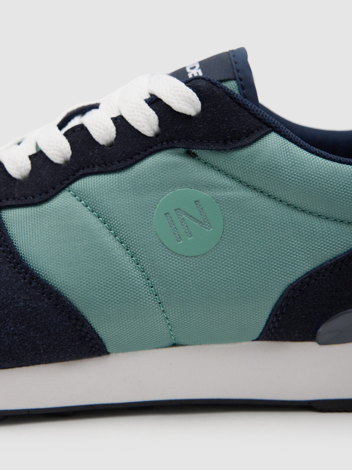 Basic two-tone sneaker aquamarine detail view