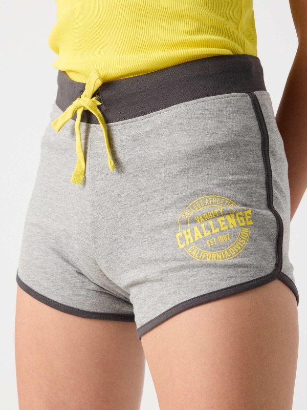 Shorts cintura ajustável estampa cinza vista detalhe