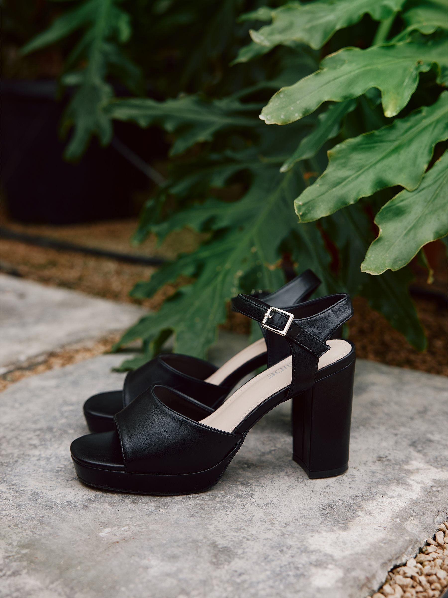 Platform sandal black