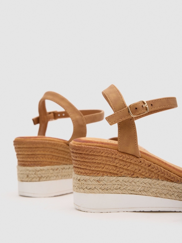 Wedge raffia strip light brown detail view