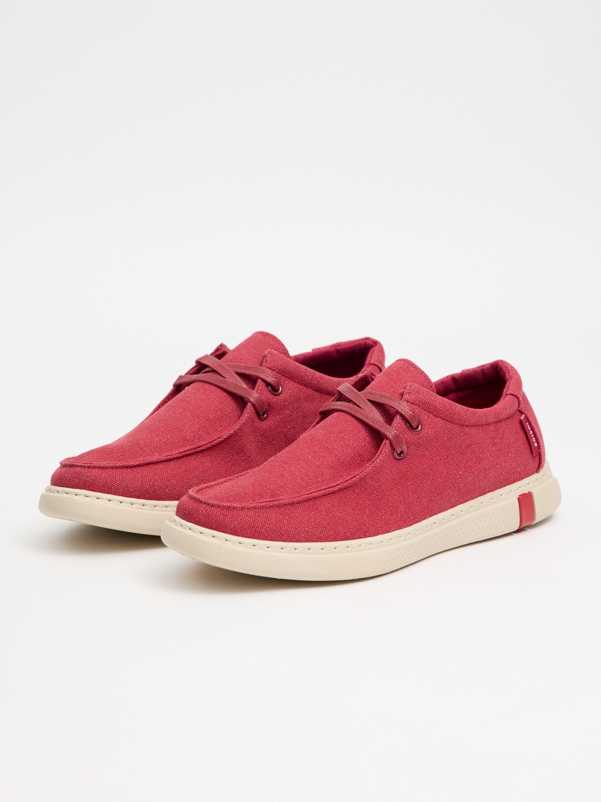 Sapato wallabee vermelho vista frontal 45º