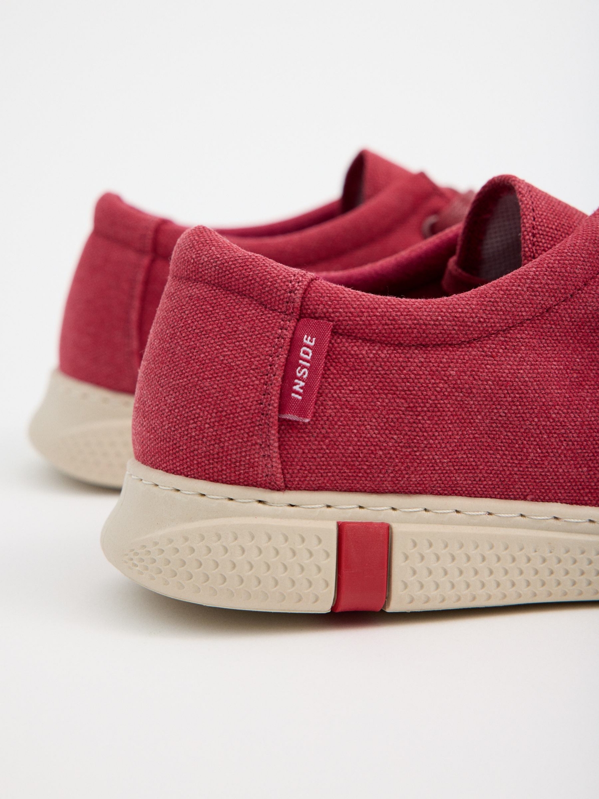 Sapato wallabee vermelho vista detalhe