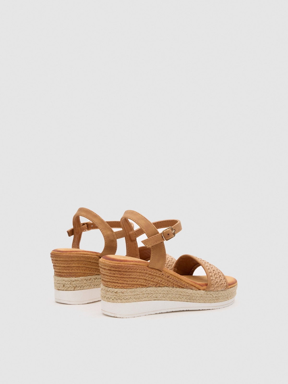 Wedge raffia strip light brown 45º back view