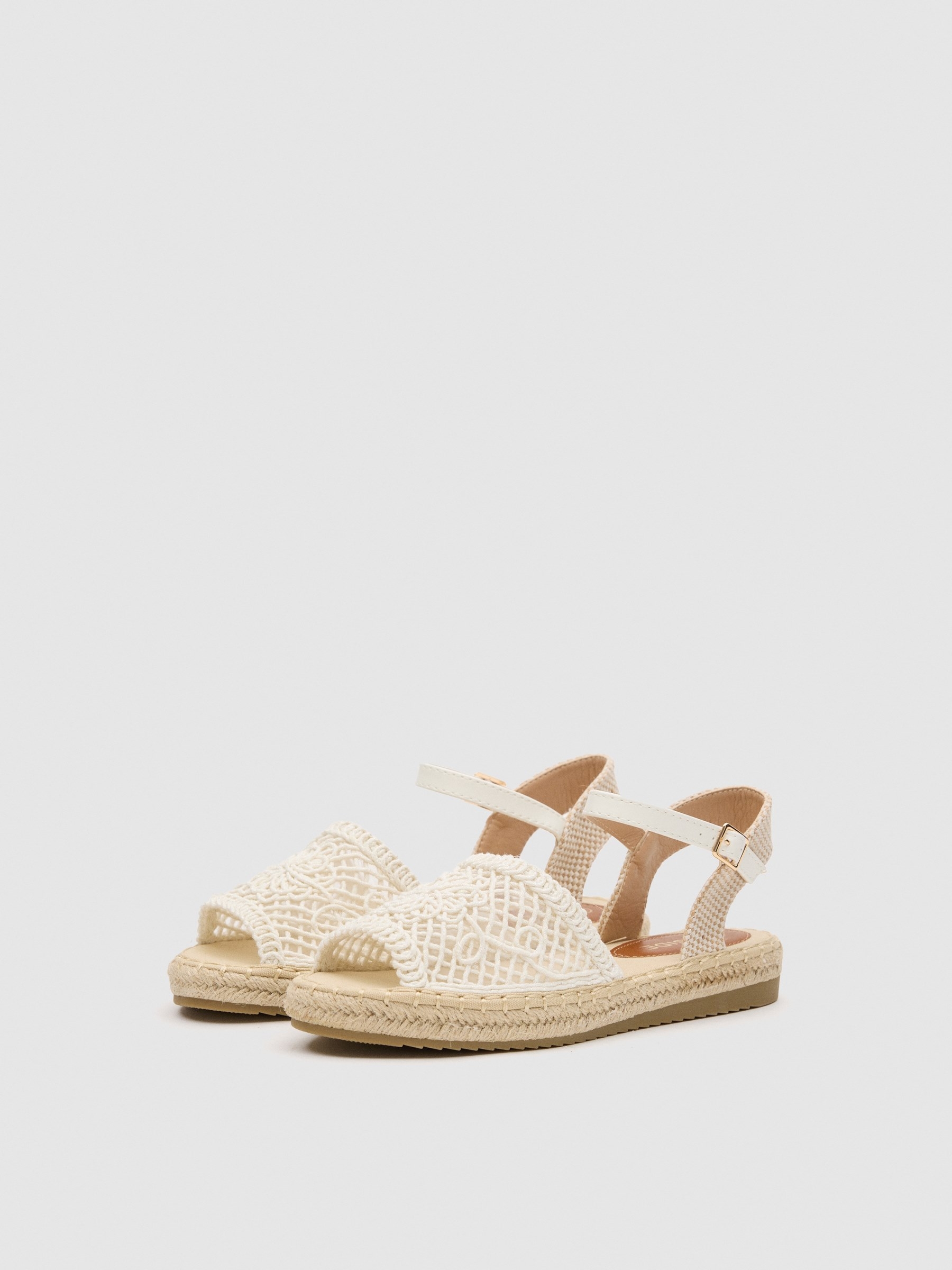 Sandalia crochet blanco roto