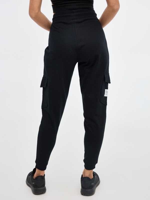 Pantalón jogger de felpa negro vista media trasera