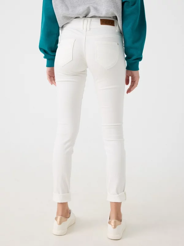 Jeans skinny tiro bajo doble botón blanco vista media trasera