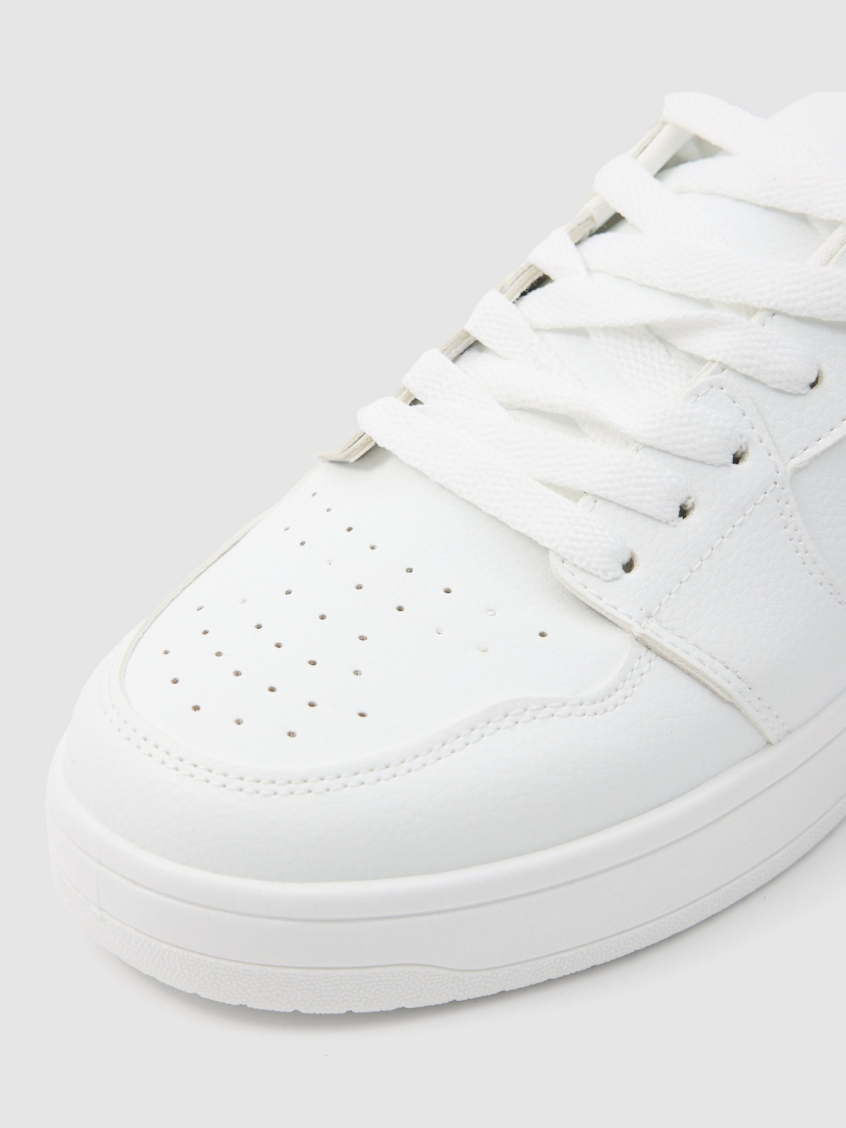 Basic skater sneaker white detail view