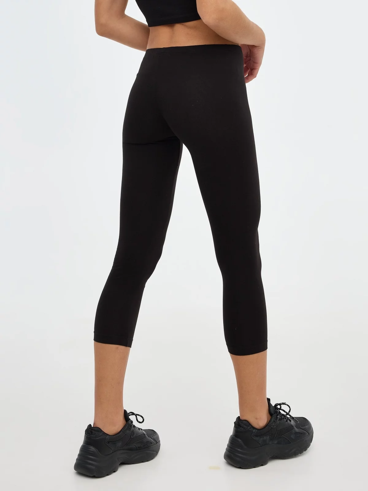 Legging básico capri negro vista media trasera
