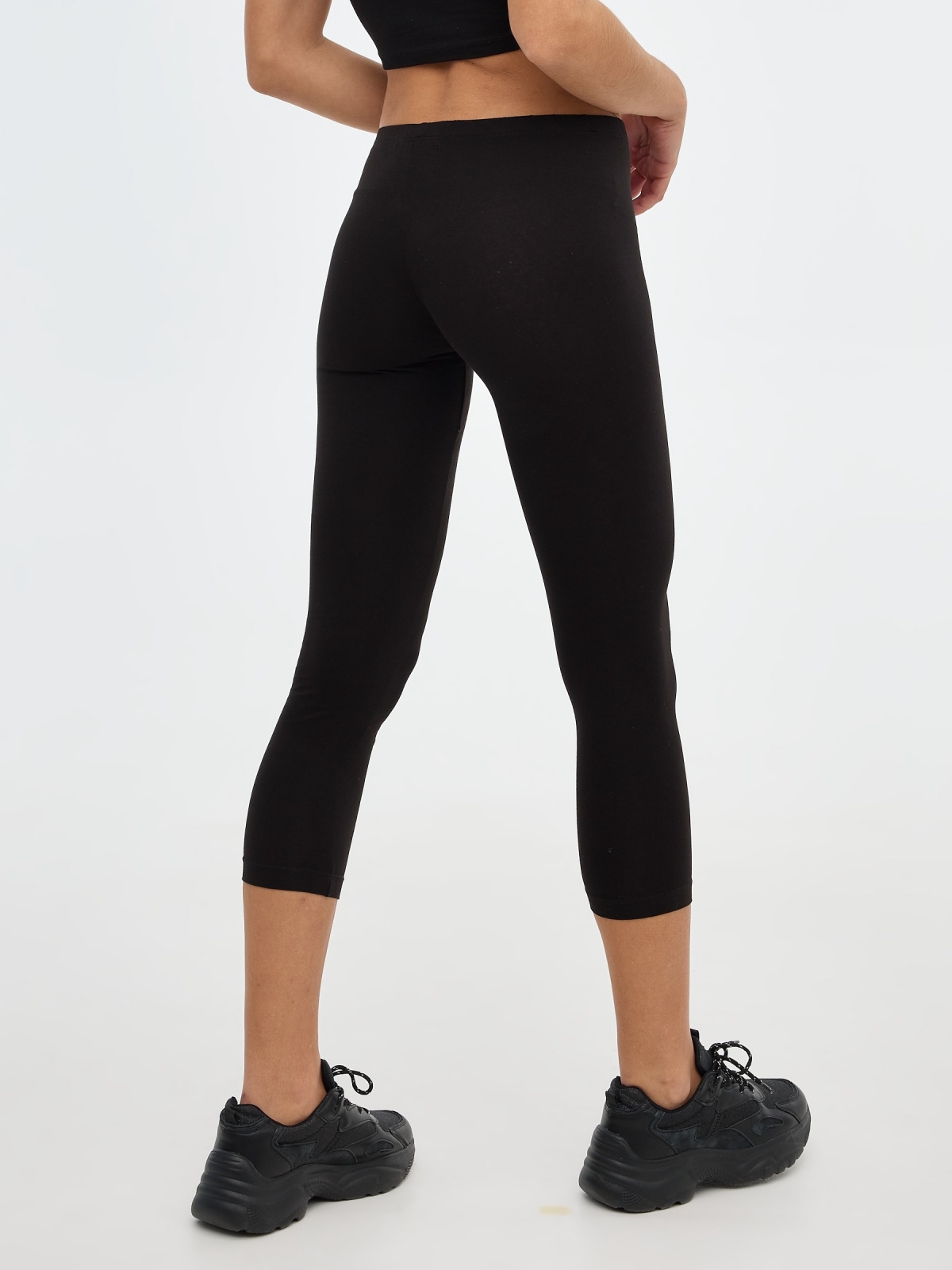 Leggings capri básicos preto vista meia traseira