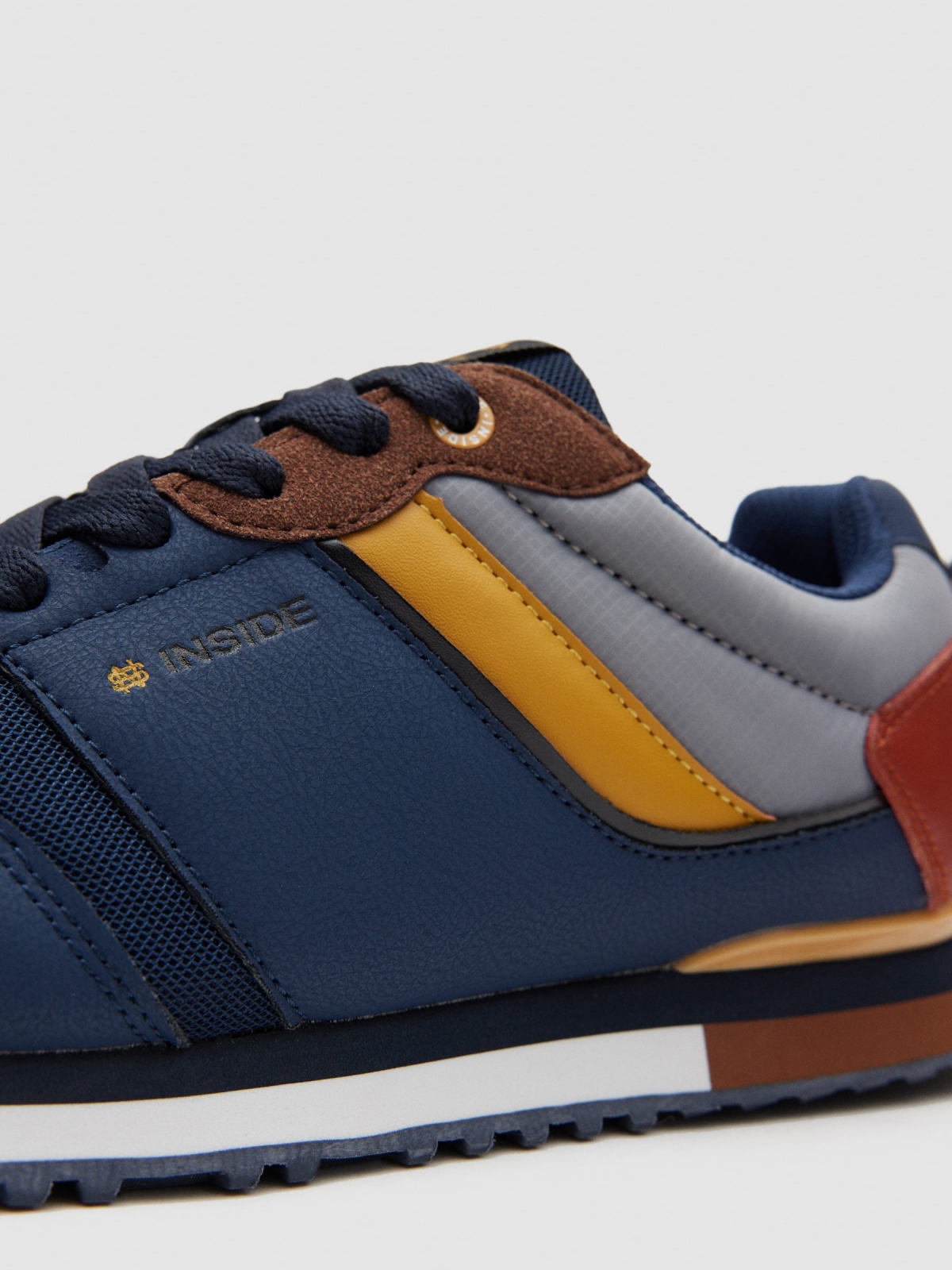 Casual sneaker colourblock detail view