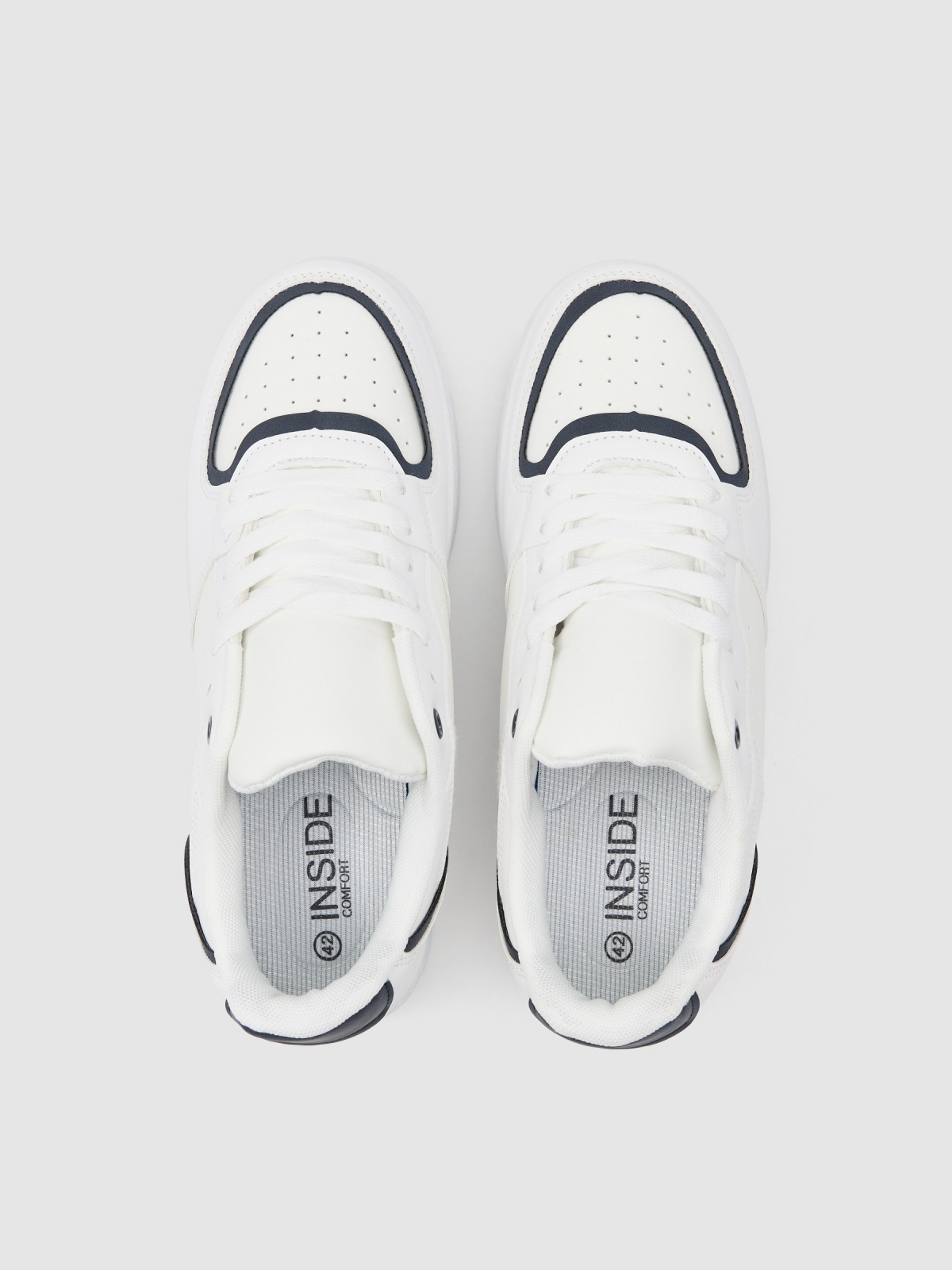 Basic skater sneaker with detail white zenithal view