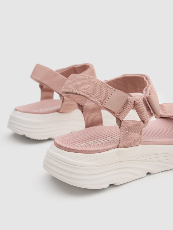 Sandalia deportiva velcro rosa vista detalle