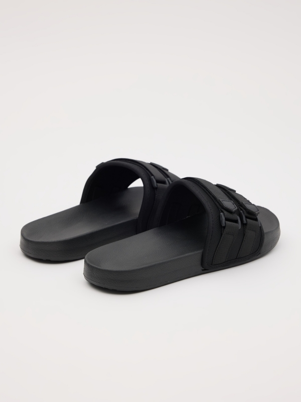 Flip flops com fecho de fivela preto vista traseira 45º