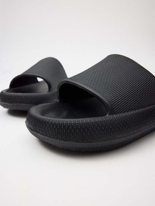 Comfort beach flip flops black detail view