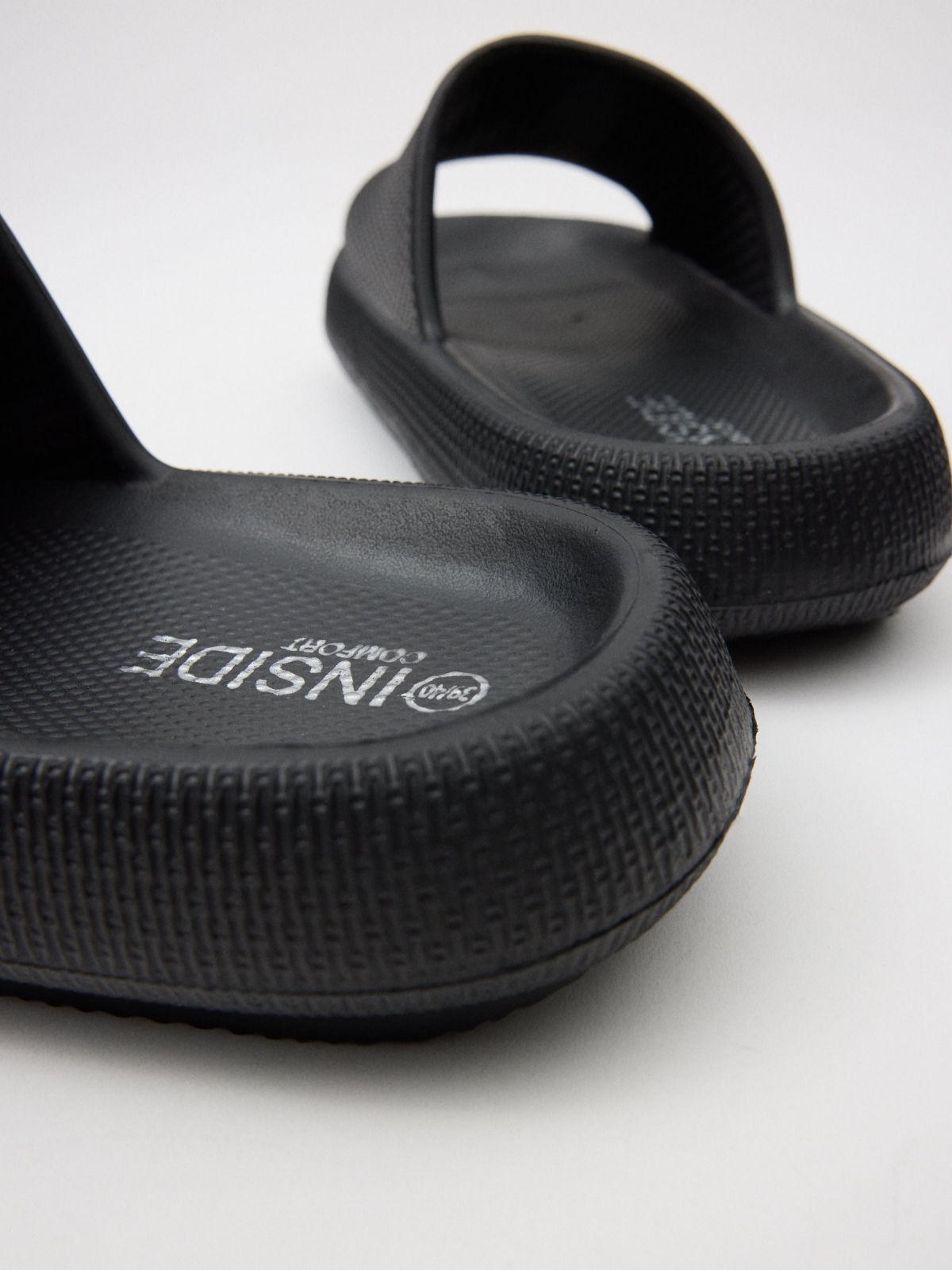 Comfort beach flip flops black detail view