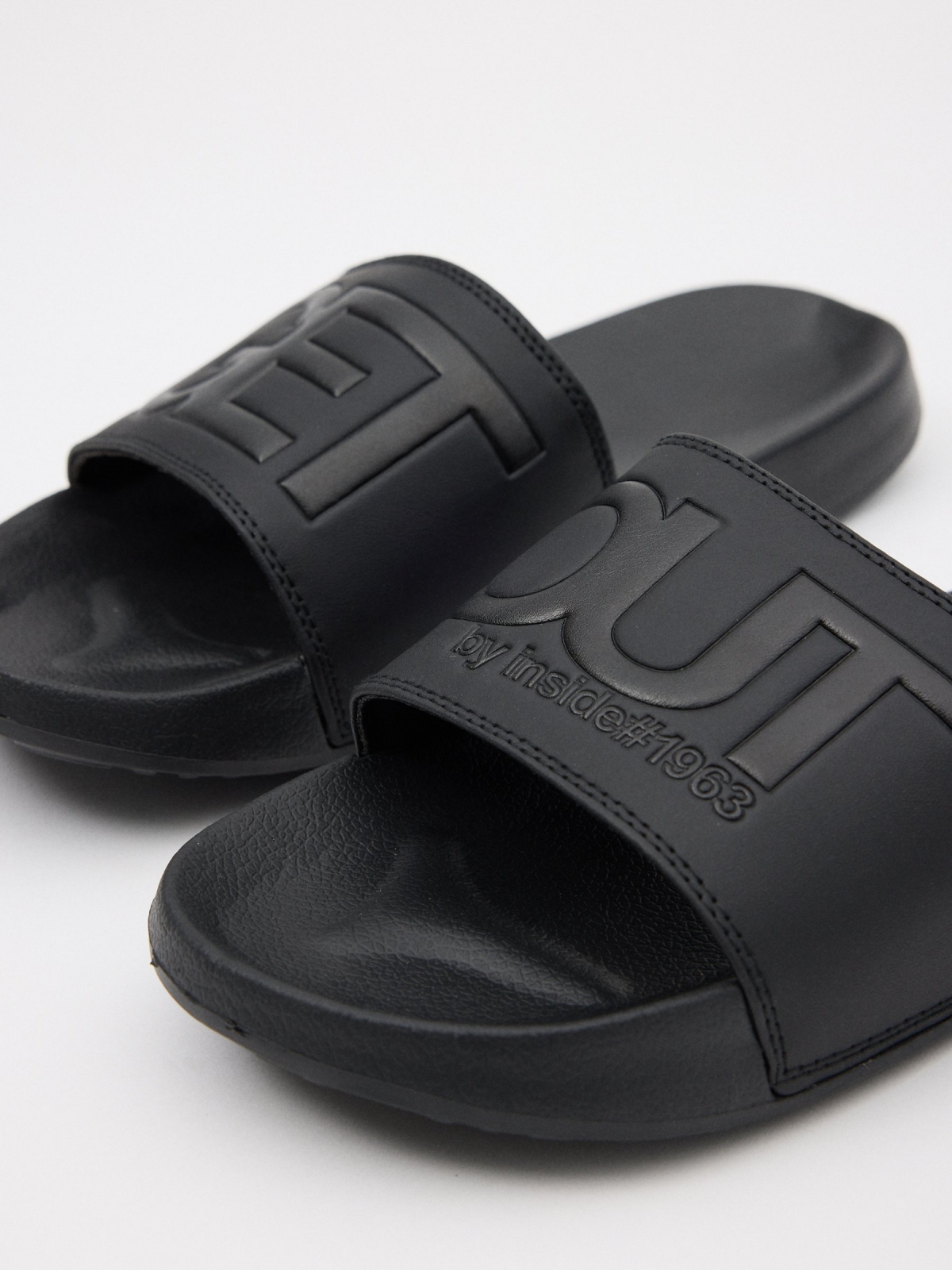 Embossed leather-effect shovel flip-flops black detail view