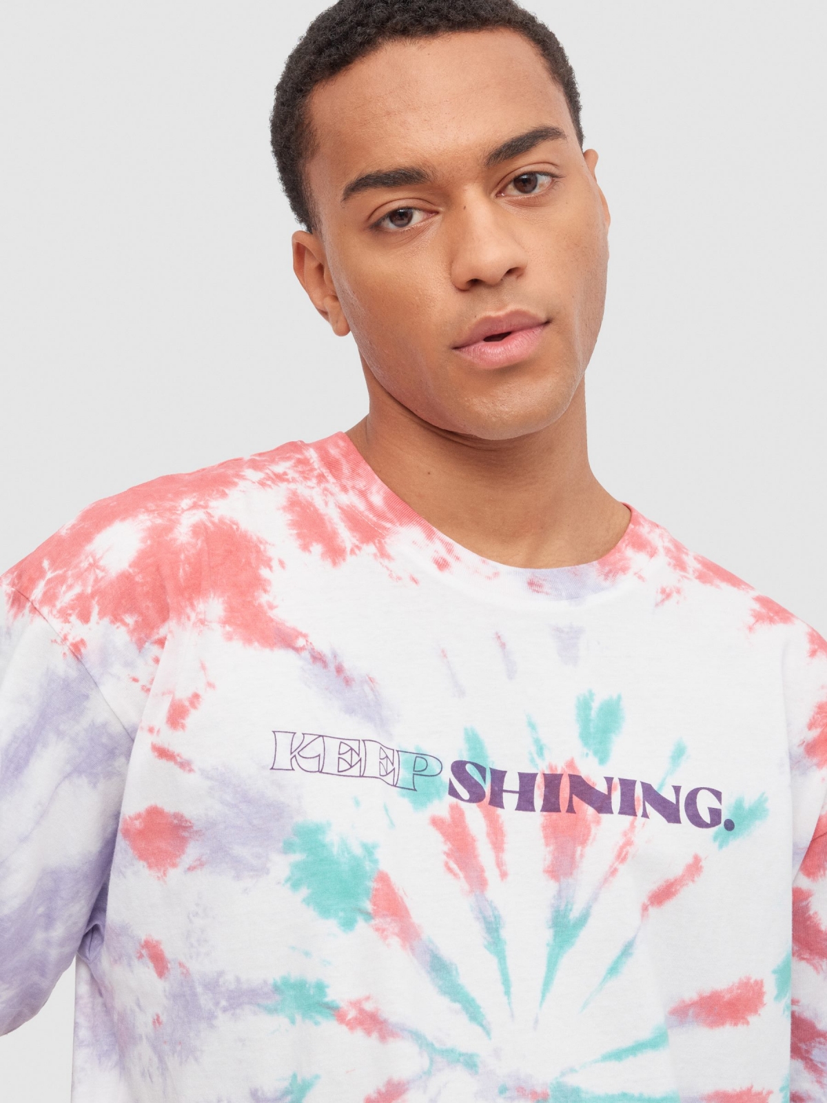 T-shirt tie dye multicolorida branco vista detalhe